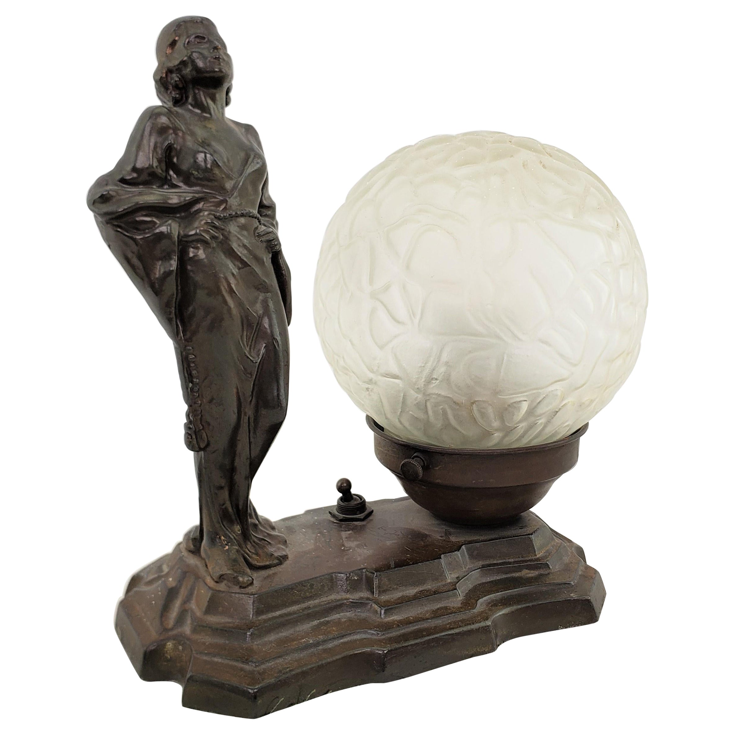 Patinierte Art-Déco-Tischlampe aus Guss und Bronzeguss mit geraffter Frau und originalem Schirm im Angebot