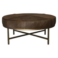 Pouf medio 'Tambour' in ottone anticato e cuoio di Design Frères