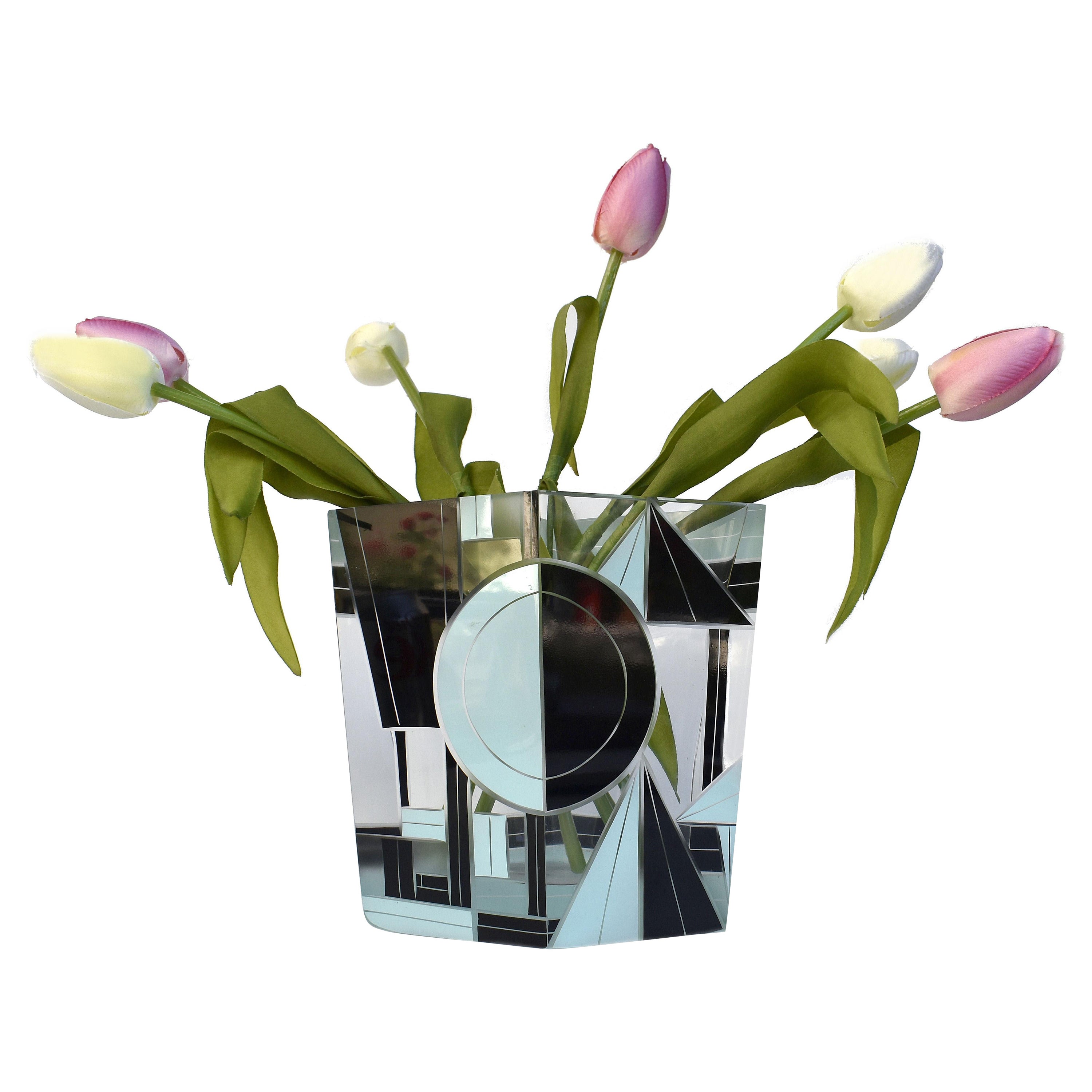 Geometrisch verzierte Art-Déco-Vase aus Emailleglas und geätztem Glas im Art déco-Stil, Tschechisch, um 1935