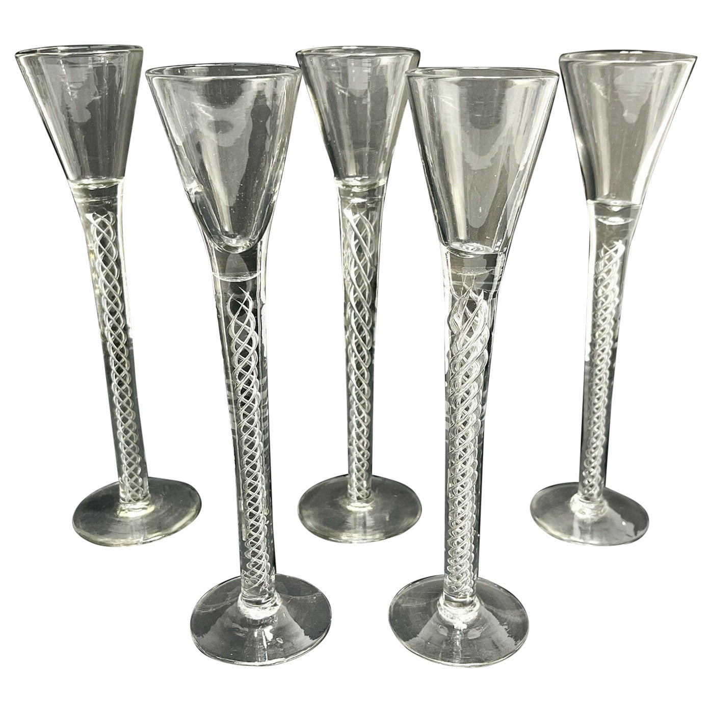5 gobelets à vin victoriens en verre anglais, tiges torsadées à l'air, 2e moitié du 19e siècle en vente