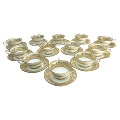 12 Wedgwood England Porcelain Cup and Saucers in Gold Florentine, circa 1960