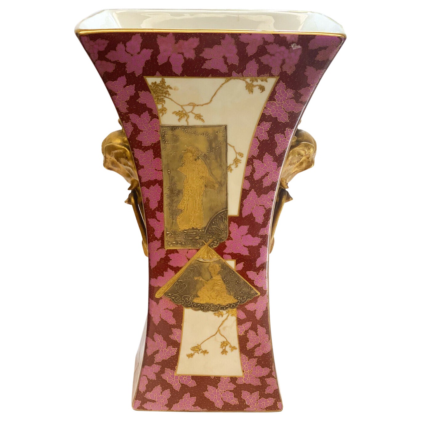 Vase à deux poignées en porcelaine continentale japonaise peinte à la main et incrustée de dorures