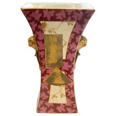 Vase à deux poignées en porcelaine continentale japonaise peinte à la main et incrustée de dorures