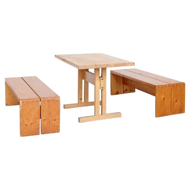 Grande table et deux bancs de Charlotte Perriand pour Les Arcs en vente