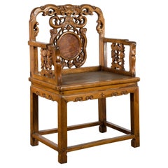 Sillón Antiguo de Madera Tallada con Medallón, Animal Mítico y Nubes