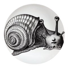 Assiette en porcelaine surréaliste sur les thèmes et les variations de Fornasetti, #260