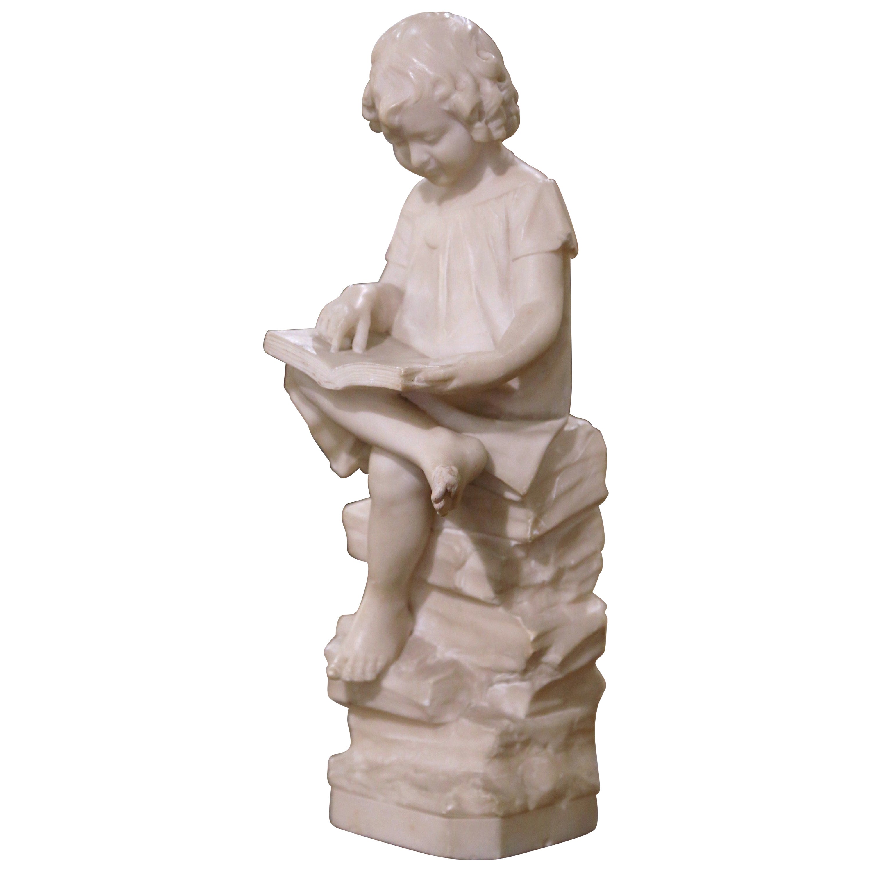 Französische geschnitzte Marmorstatue eines sitzenden und lesenden jungen Mädchens aus dem 19. Jahrhundert