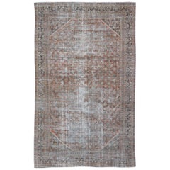 Tapis persan Mahal ancien en laine vieillie à motifs floraux sur un terrain rouge