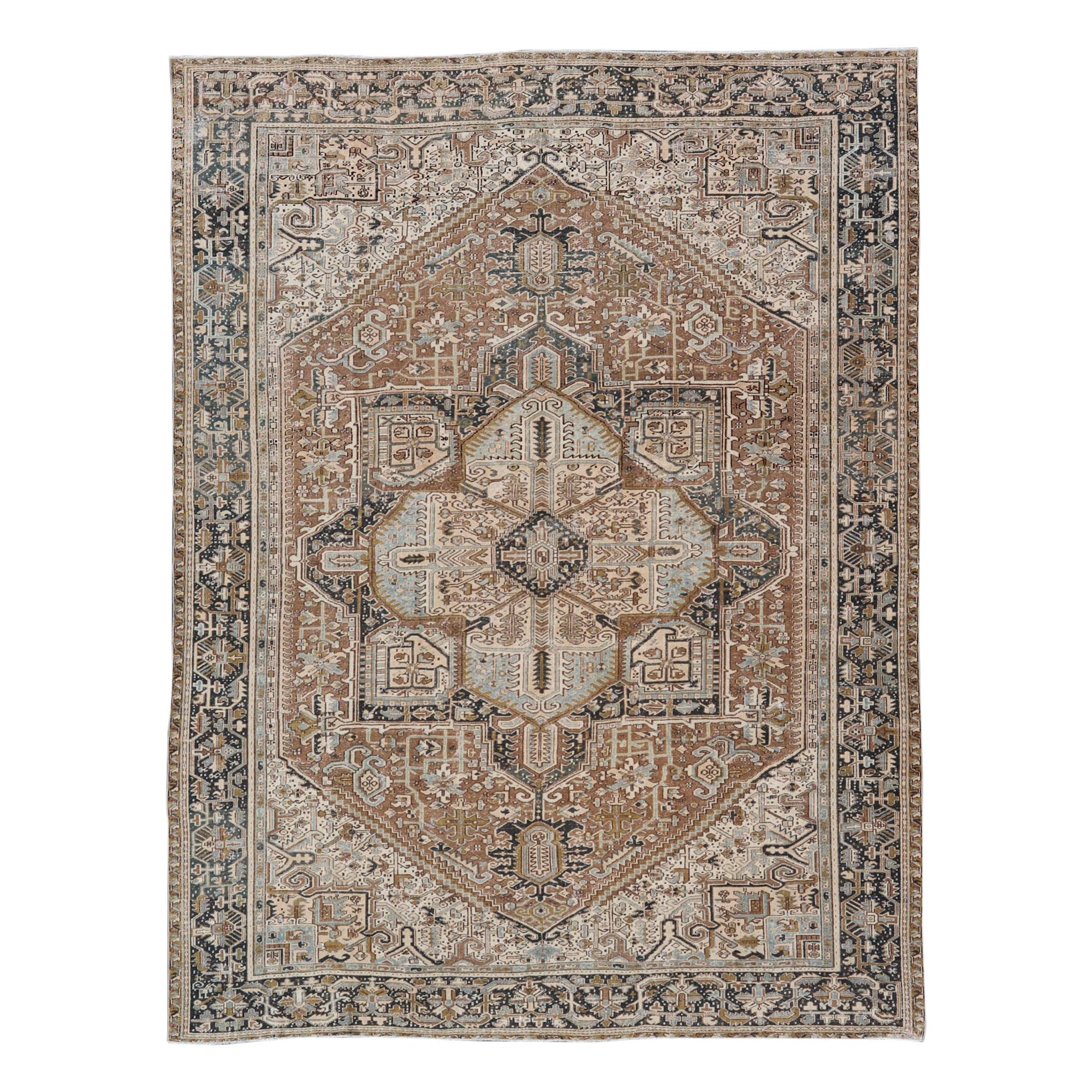 Tapis persan antique Heriz à motifs géométriques dans les tons bleu, havane, crème et Brown