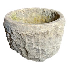 Pflanzgefäß aus geschnitztem Stein