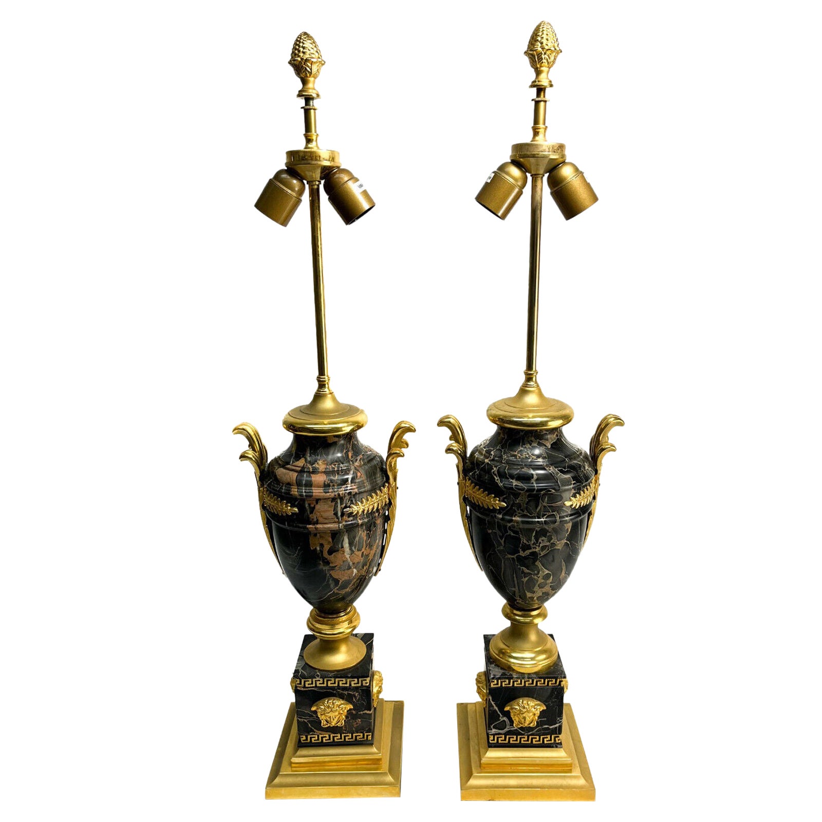 Paar Versace-Lampen aus vergoldeter Bronze mit Marmorbeschlägen