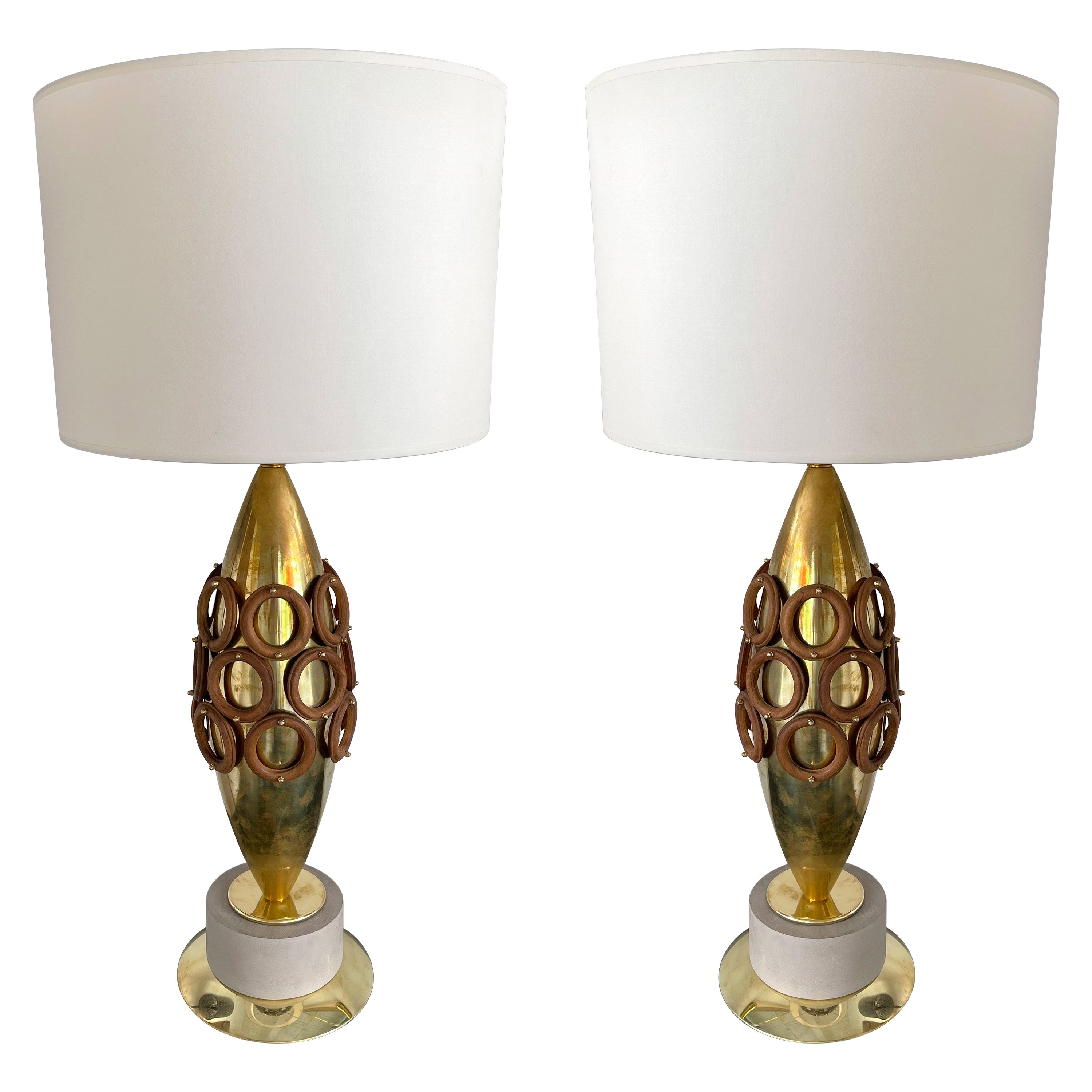 Paire de lampes contemporaines en laiton et anneaux en bois, Italie en vente
