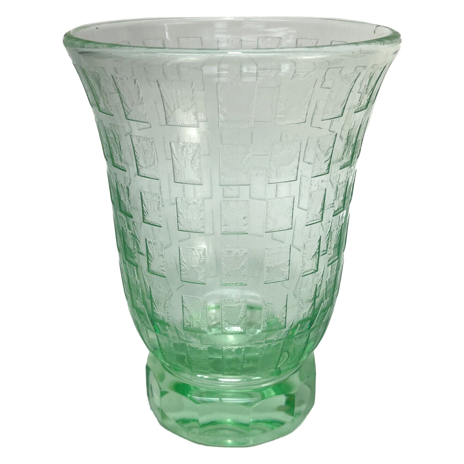Vase sur pied en verre d'art vert gravé à l'acide, signé Daum Nancy France en vente