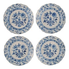 Quatre assiettes à oignons bleues anciennes de Meissen en porcelaine peinte à la main, environ 1900