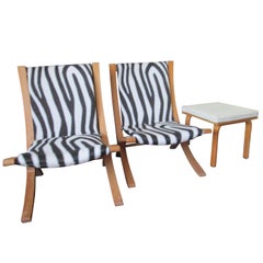 Paire de chaises à ciseaux de style Thonet des années 1950, table des années 1920 marquée Thonet