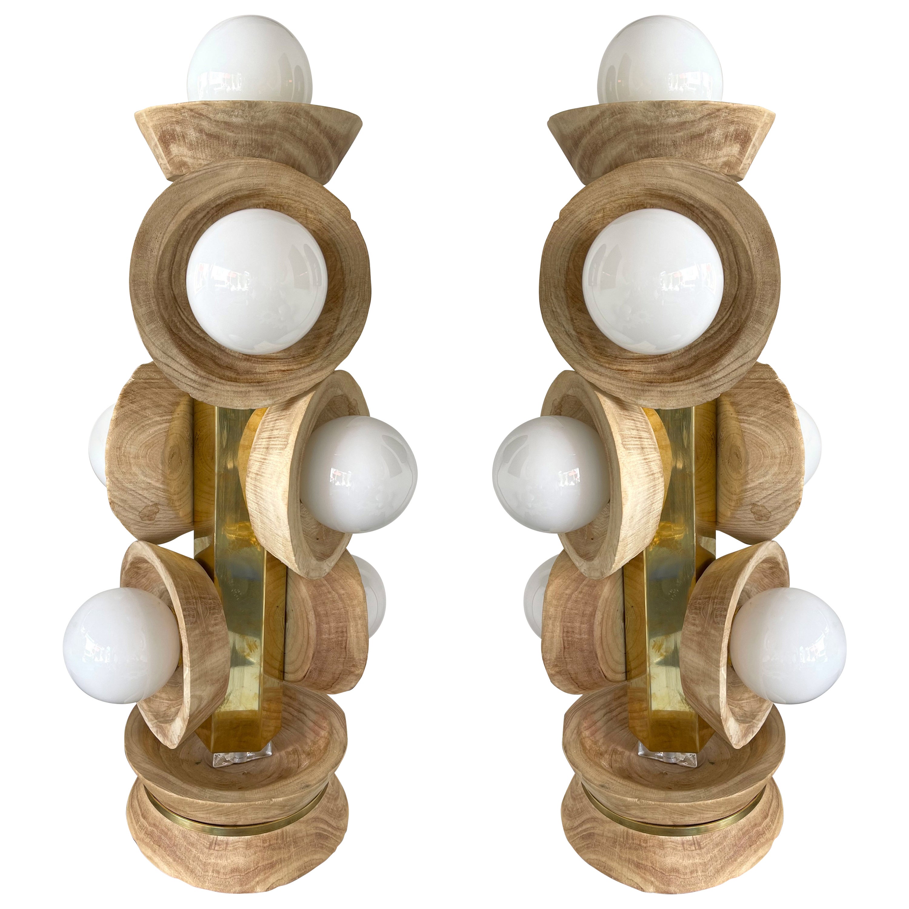 Paire de lampes contemporaines en laiton, verre de Murano opalin et bois, Italie en vente