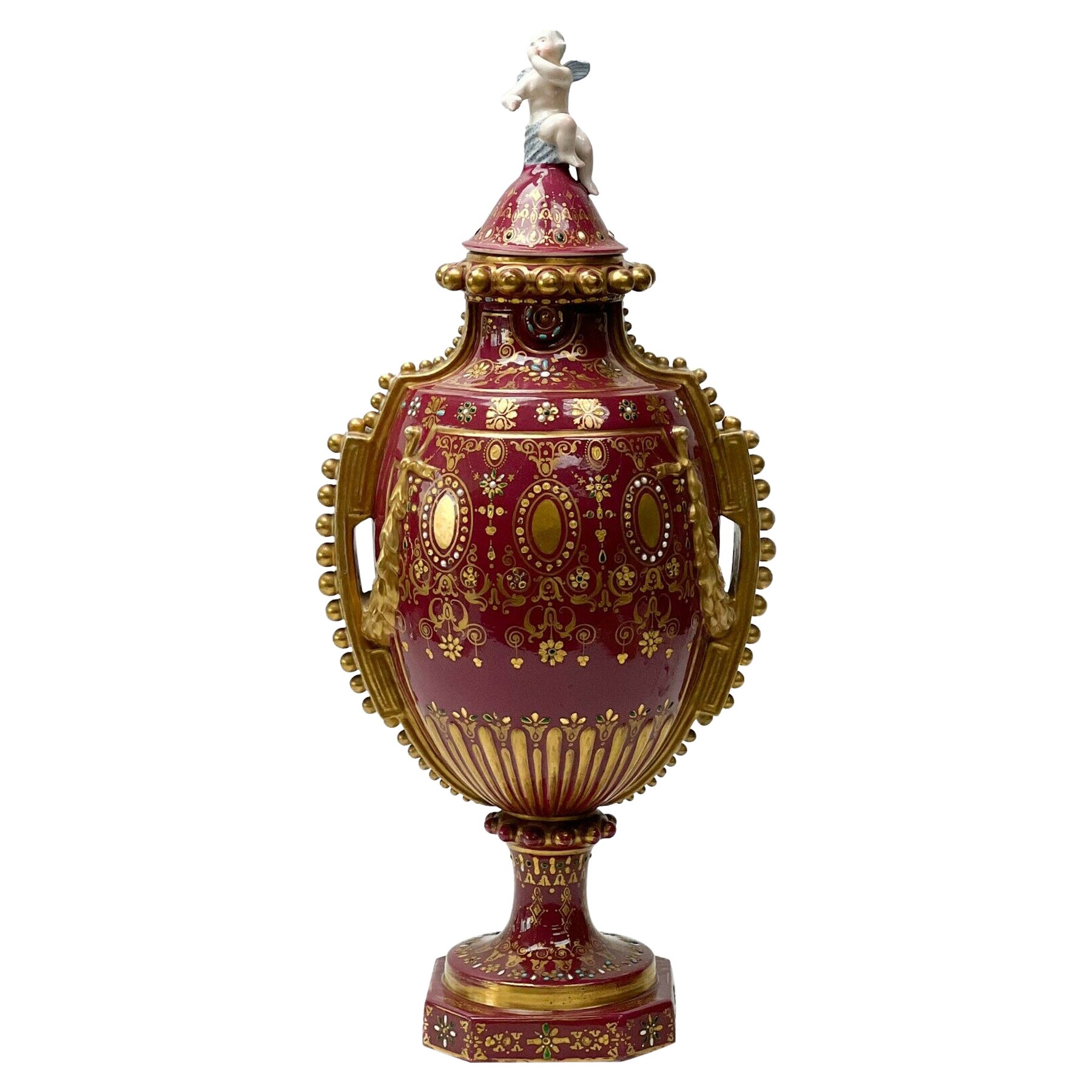 Urne à deux poignées couverte en porcelaine de style Sèvres peinte à la main, vers 1900