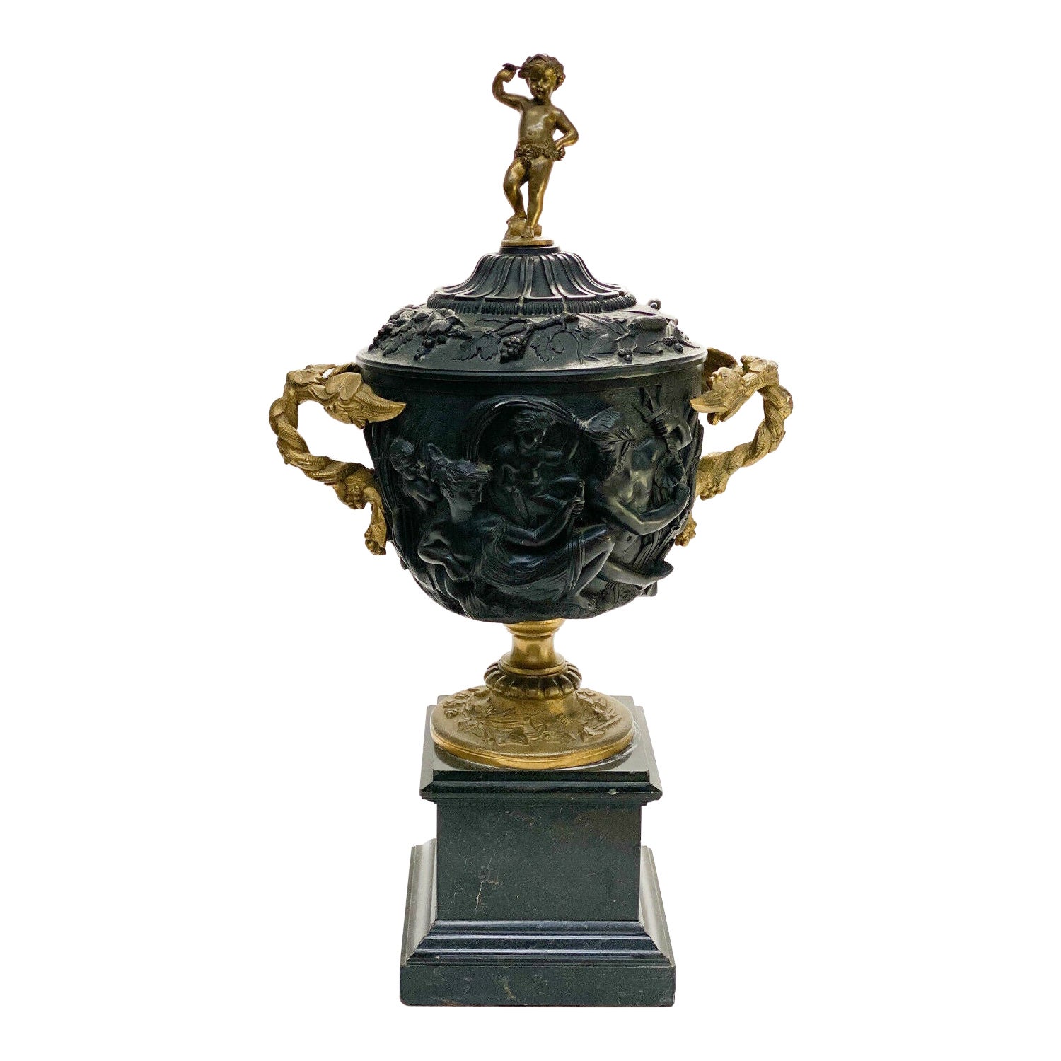 Coupe ou urne à deux poignées en bronze patiné et doré continental avec revêtement, vers 1900 en vente