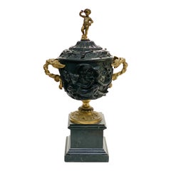 Coupe ou urne à deux poignées en bronze patiné et doré continental avec revêtement, vers 1900