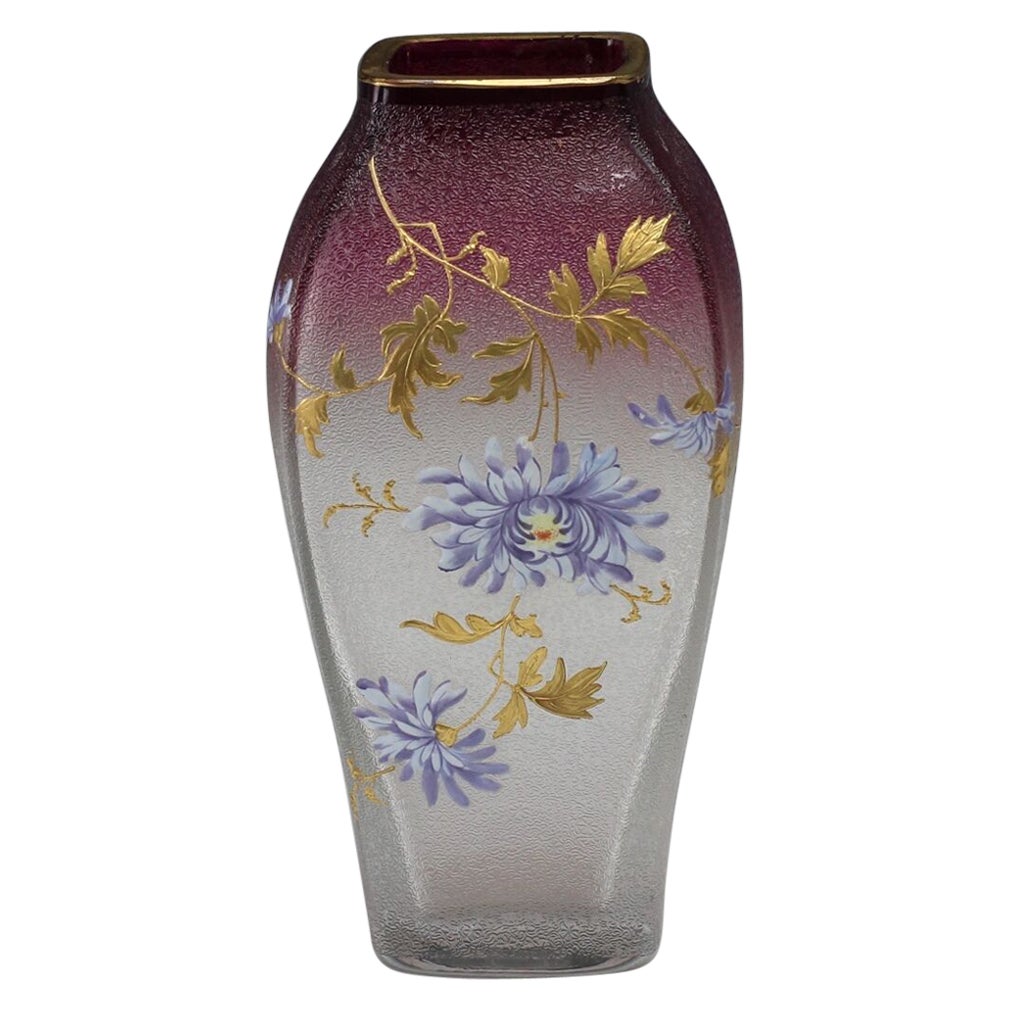 Vase en verre d'art contemporain de couleur canneberge à émail peint à la main, vers 1900  en vente