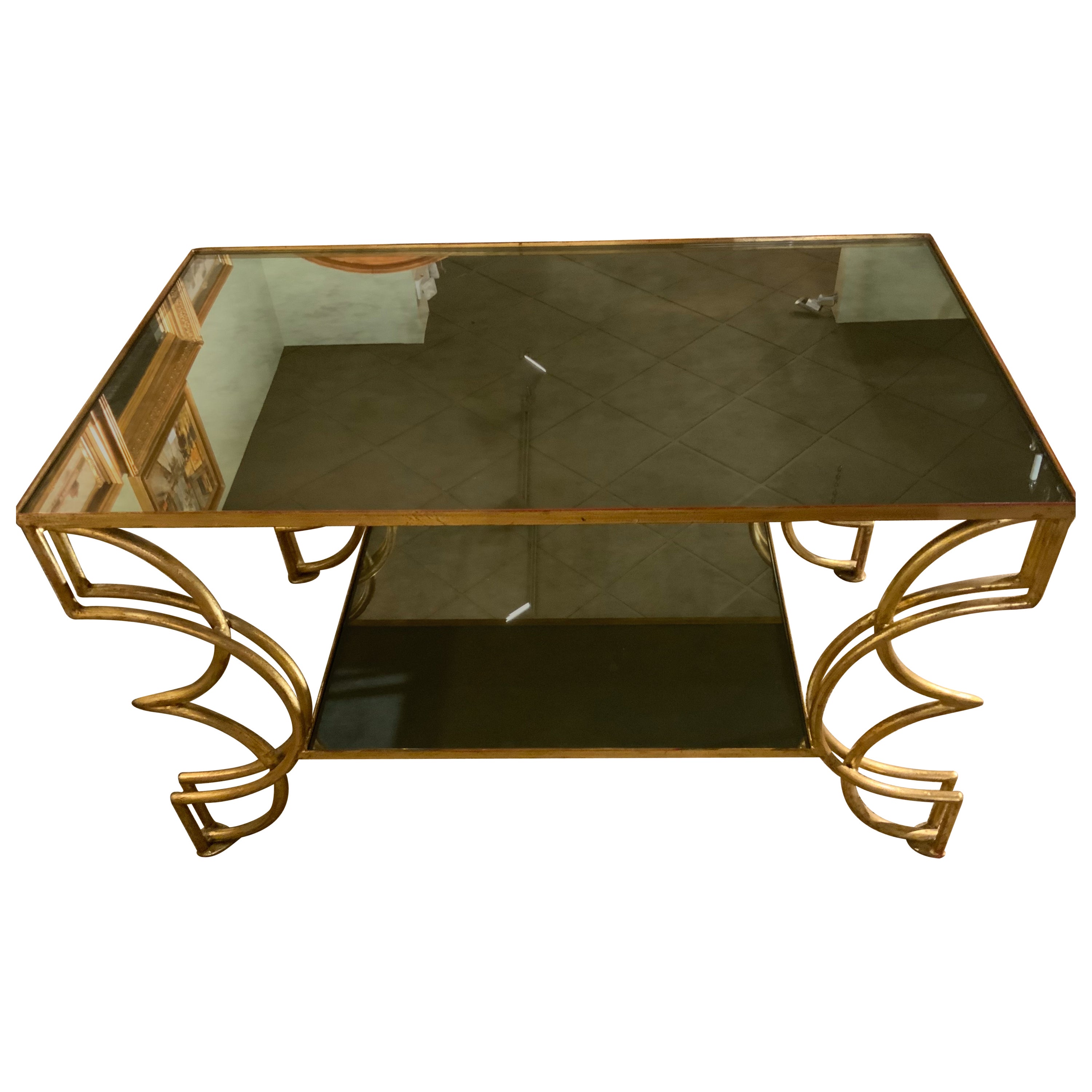 Table basse en fer doré avec verre fumé et émaillé en vente