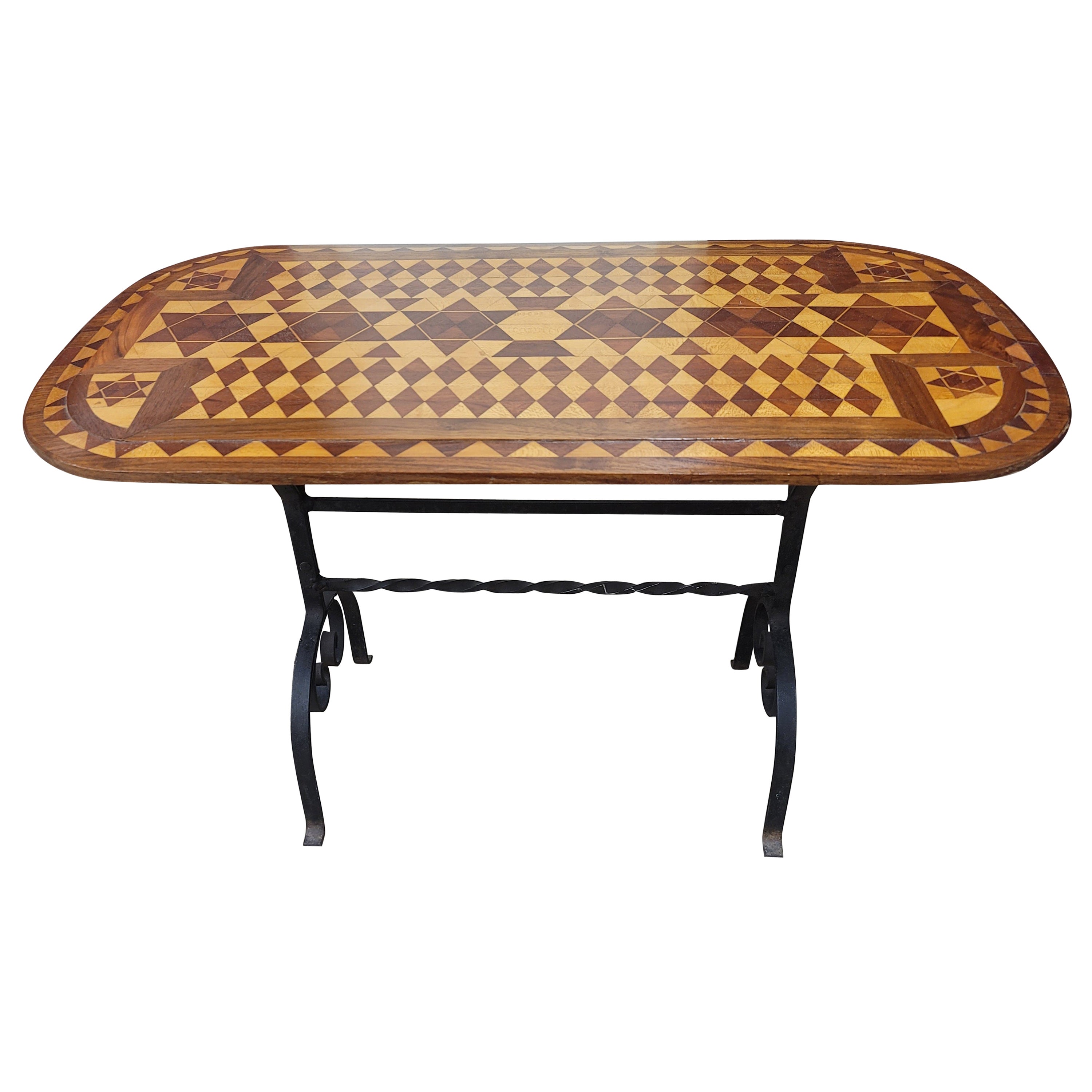 Table d'appoint Alfonso Marina en fer forgé et parqueterie avec plateau en bois en vente