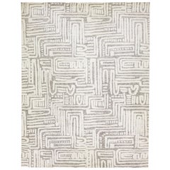 Tapis en laine abstraite surdimensionné de style marocain gris et ivoire fait à la main par Apadana