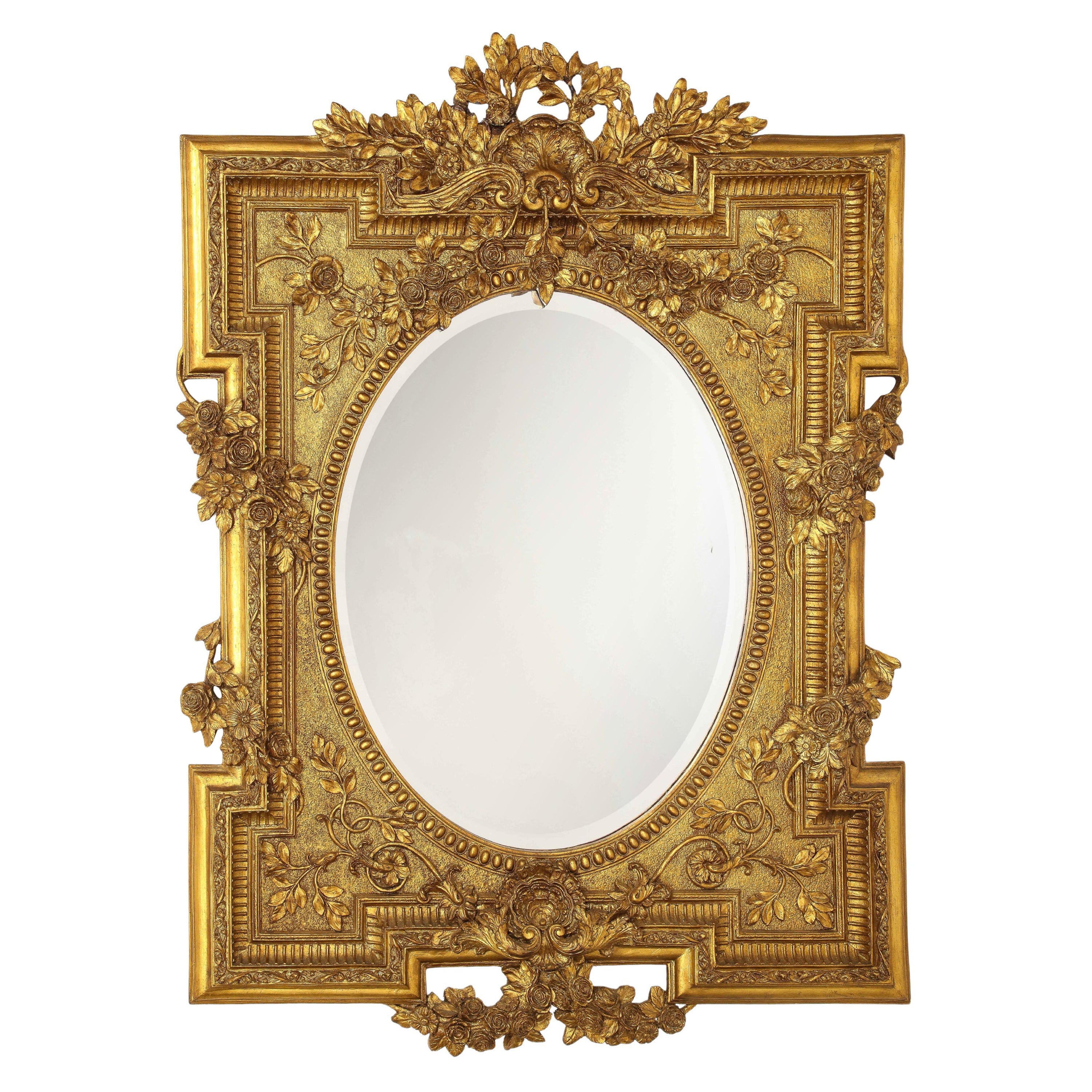 Magnifique miroir biseauté en bois doré français sculpté à la main avec motifs de vignes florales en vente