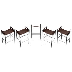 Set von 5 zeitgenössischen klassischen Barhockern aus dunkelbraunem Leder und schwarzem Gummimetall