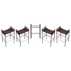 Ensemble de 5 tabourets de bar classiques contemporains en cuir marron foncé et métal en caoutchouc noir