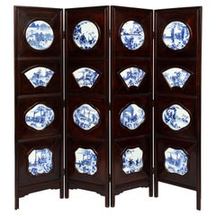 Grand écran chinois en bois dur à 4 volets incrusté de plaques en porcelaine bleue et blanche