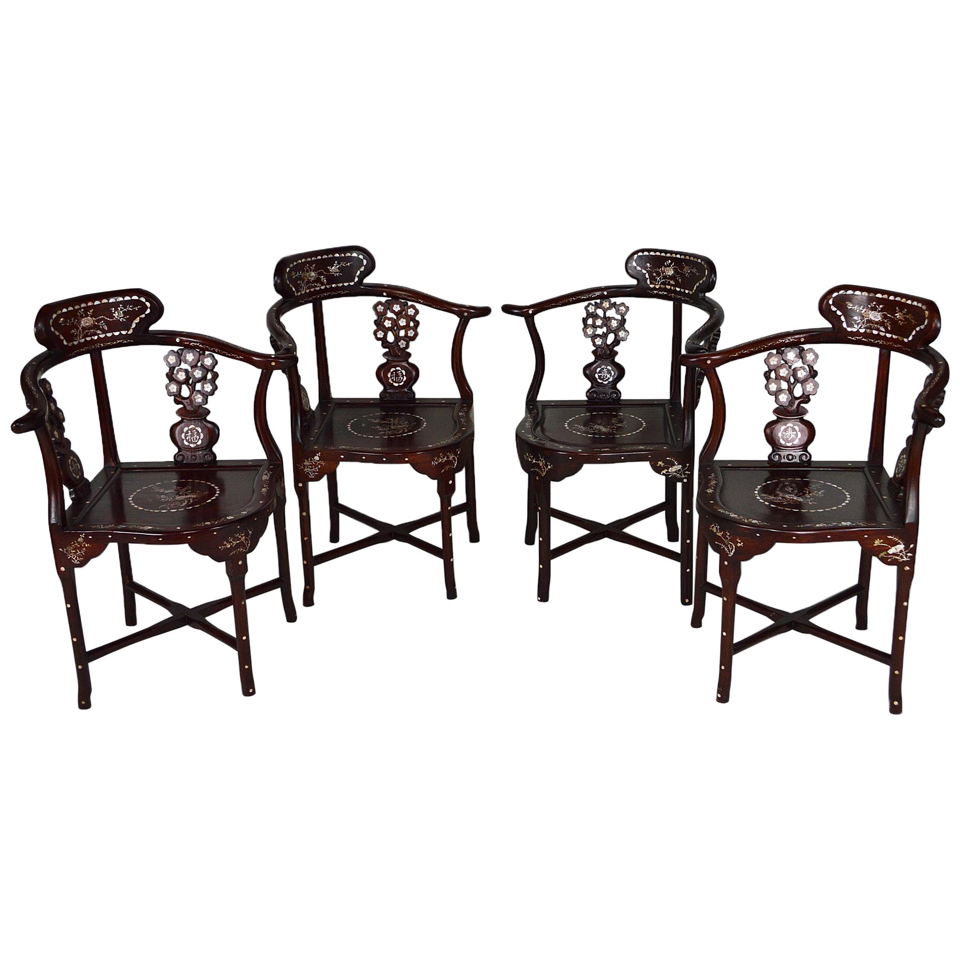 Ensemble de 4 fauteuils asiatiques en bois sculpté et incrusté, vers 1900-1920 en vente
