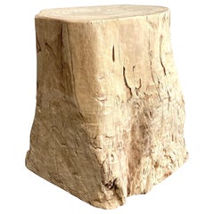 Table d'appoint ou tabouret en bois naturel clouté