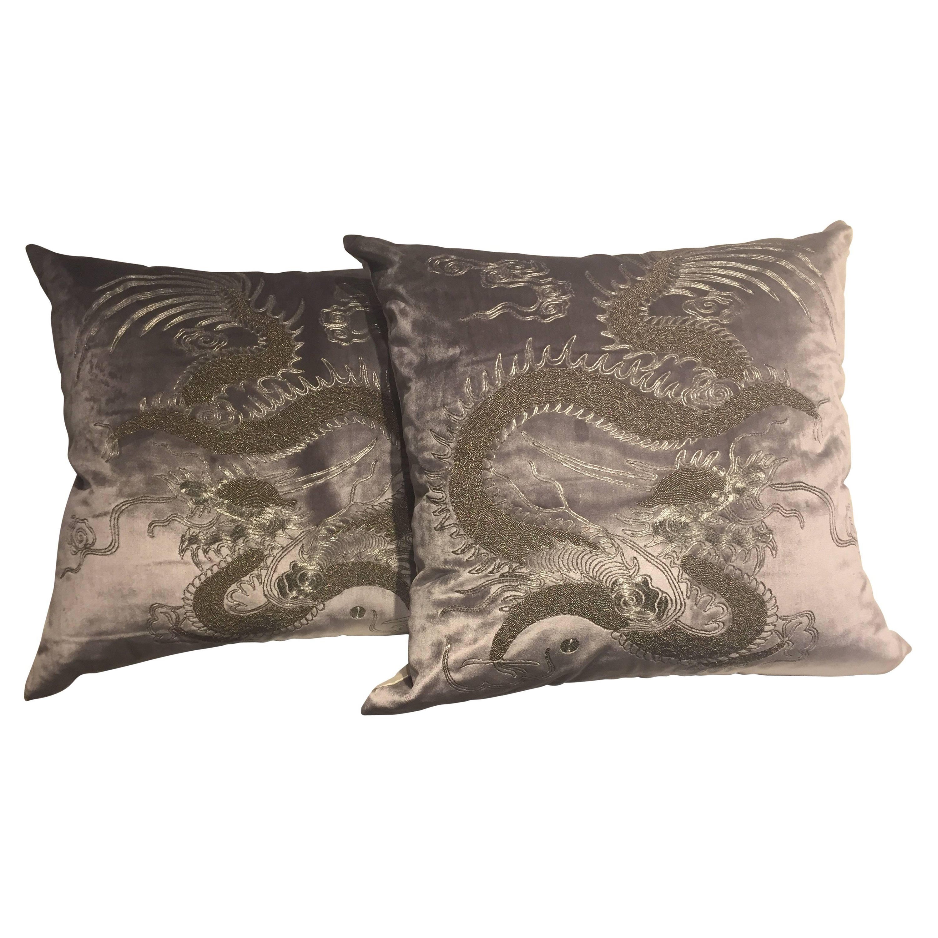 Paire de coussins Dragon Chinoiserie sur Velours de Soie Broderie à la Main Perlage Argenté en vente