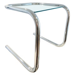 Table d'appoint tubulaire chromée des années 1960 avec verre inséré dans le style de Marcel Breuer