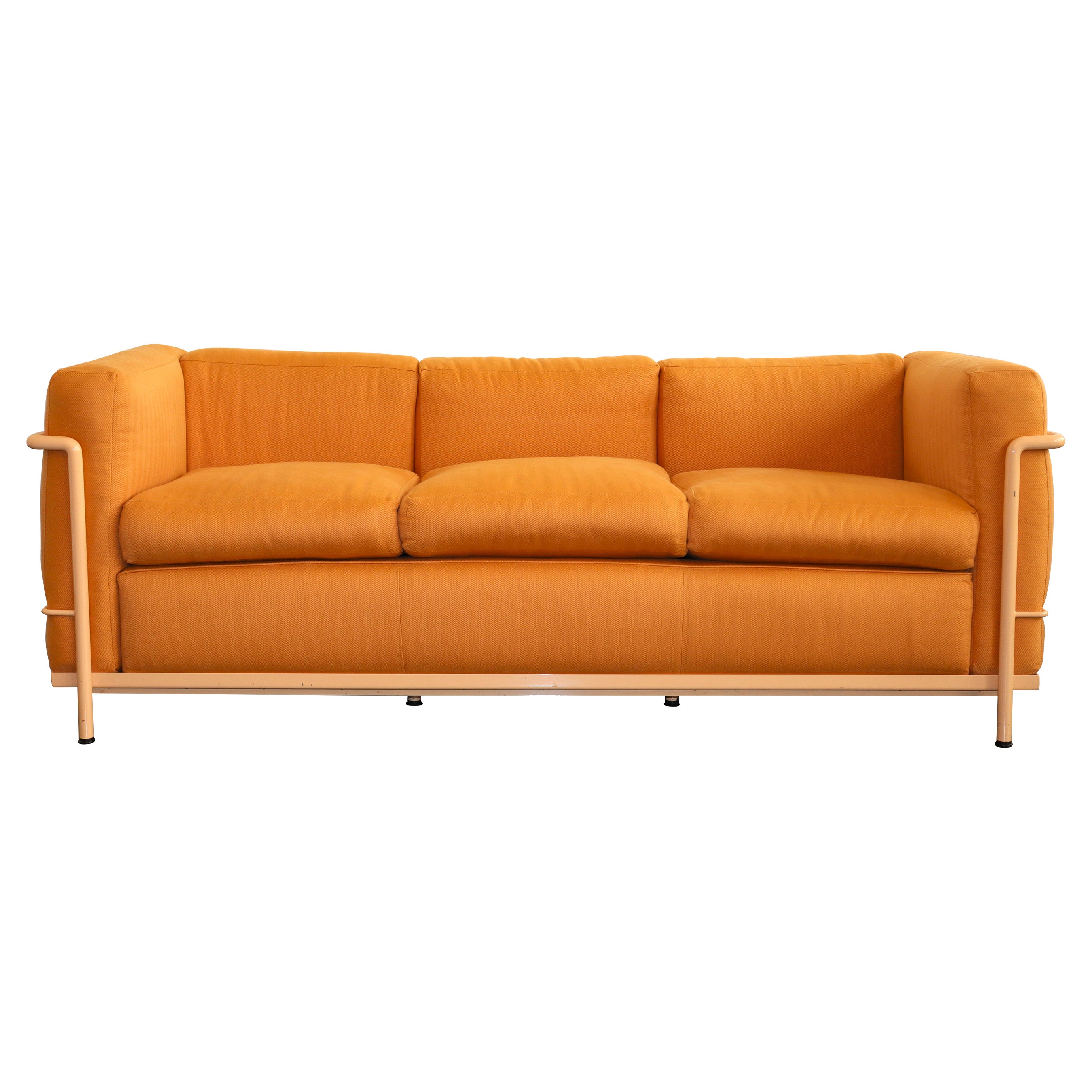 Canapé Le Corbusier LC2 en tissu Mango chic avec tube d'acier couleur pêche, Cassina en vente