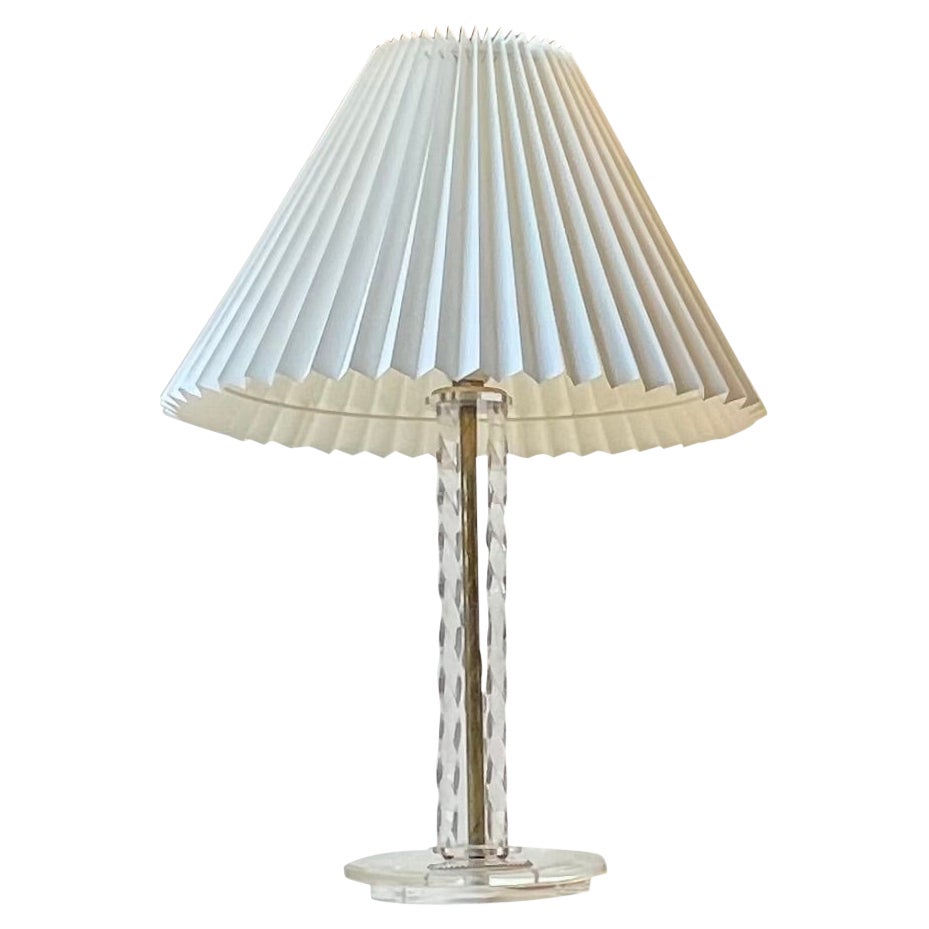 Lampe de table de style Art Déco en lucite torsadée et laiton, années 1950