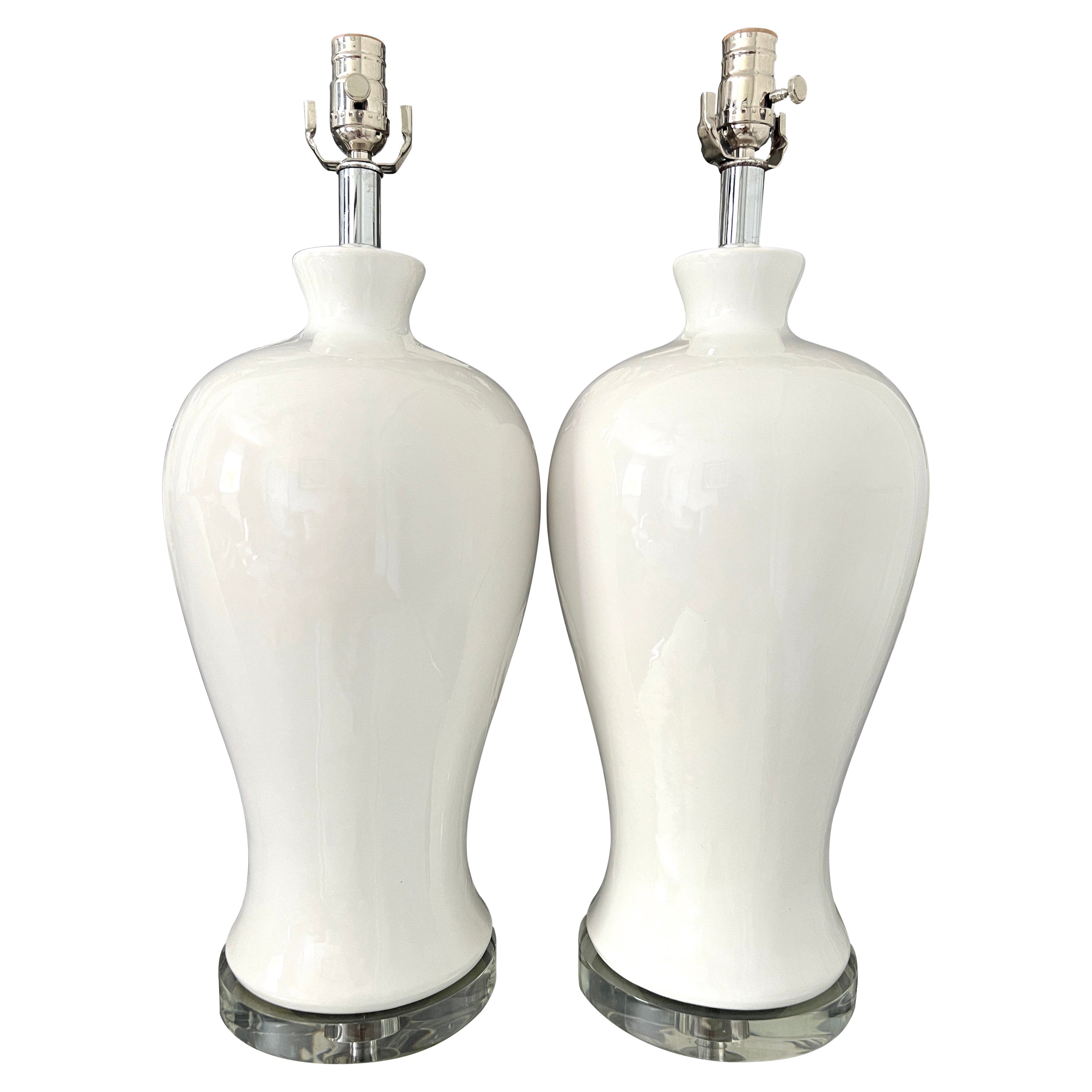 Paire de lampes urne modernistes en céramique émaillée blanche avec bases en lucite, années 1960