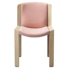 Joe Colombo 'Stuhl 300' aus Holz und Kvadrat-Stoff von Karakter