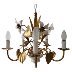 Italienischer Hollywood-Regency-Blumenkronleuchter aus der Mitte des Jahrhunderts in Gold und Weiß, um 1950