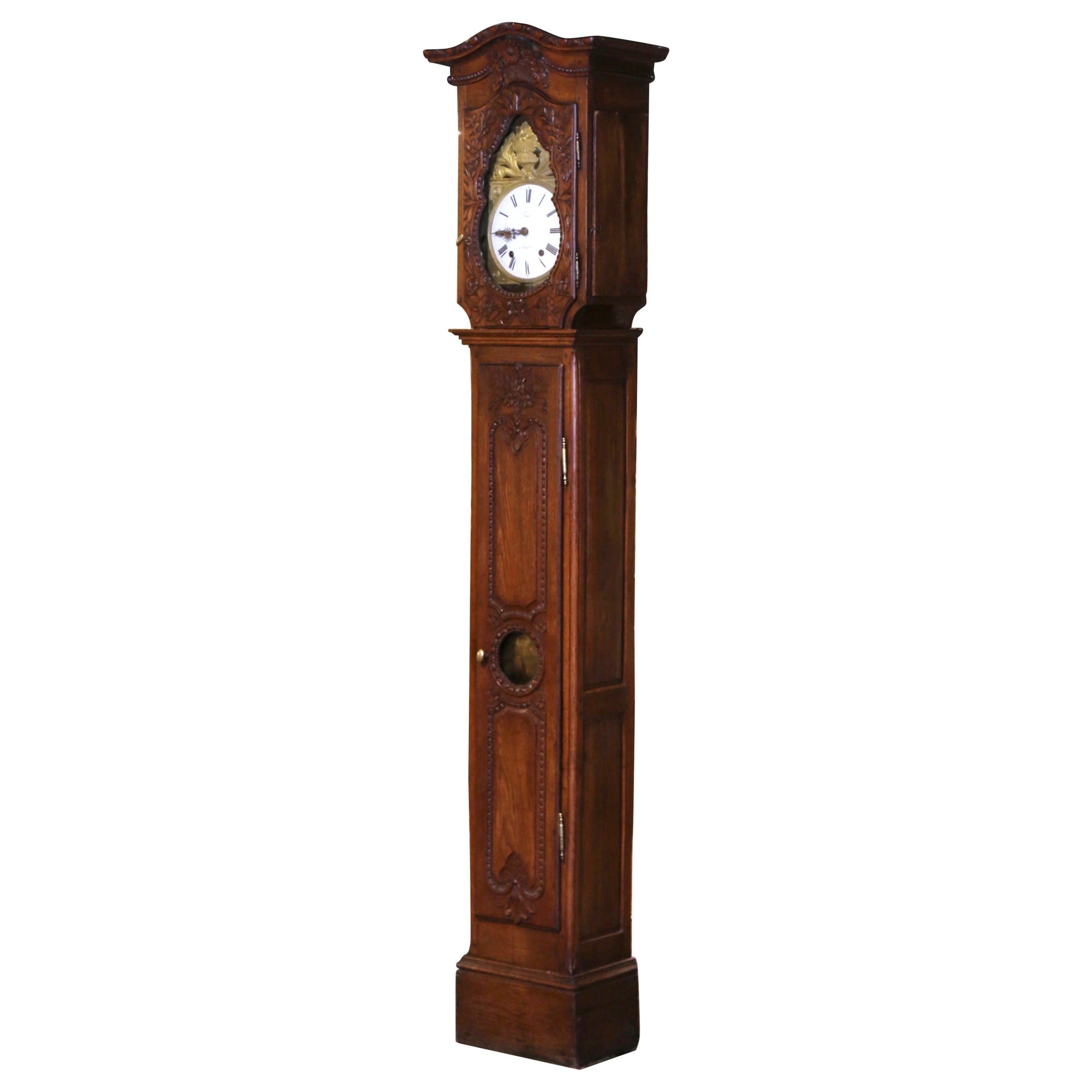 Horloge à grand boîtier en chêne sculpté Louis XV du 18ème siècle de Normandie en vente