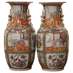 Paire de vases chinois du 19ème siècle en porcelaine polychrome et dorée avec médaillon en forme de rose