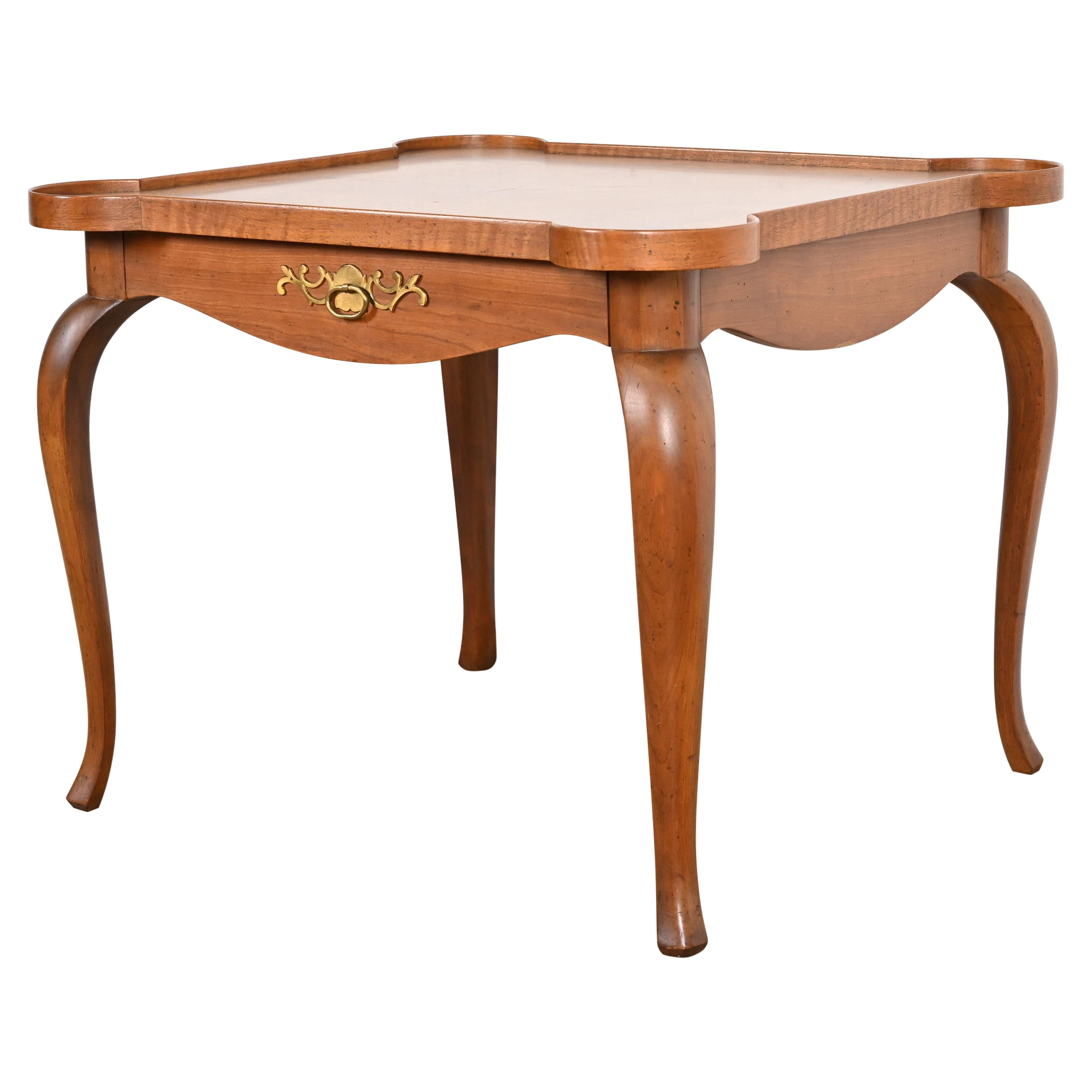 Baker Furniture table à thé provinciale française Louis XV en cerisier et broussin de bois