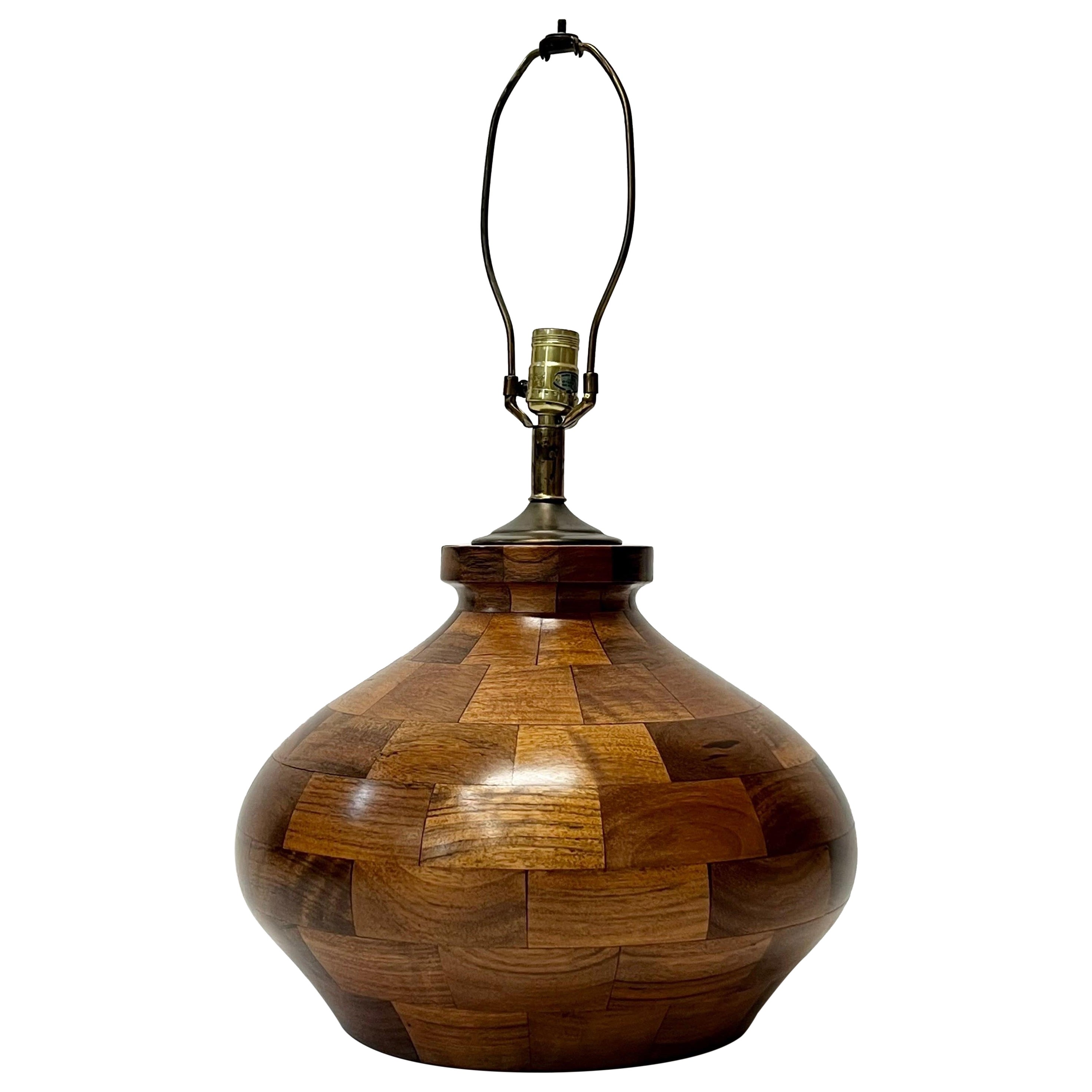 Lampe de table moderne vintage en noyer empilé tournée en vente