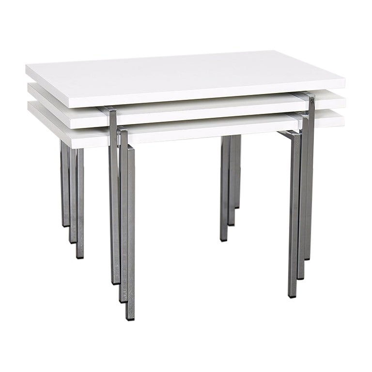 Tables empilables au design moderniste de Trix & Robert Haussmann pour Swiss Form en vente