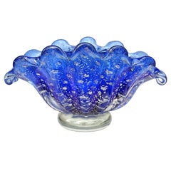 Vase/bol en verre de Murano en forme de coquille de Barovier Toso, Bleu cobalt avec mouchetures d'argent, Italie