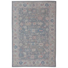 Oushak moderne à motifs floraux avec fond soigné en laine et motif sur toute sa surface