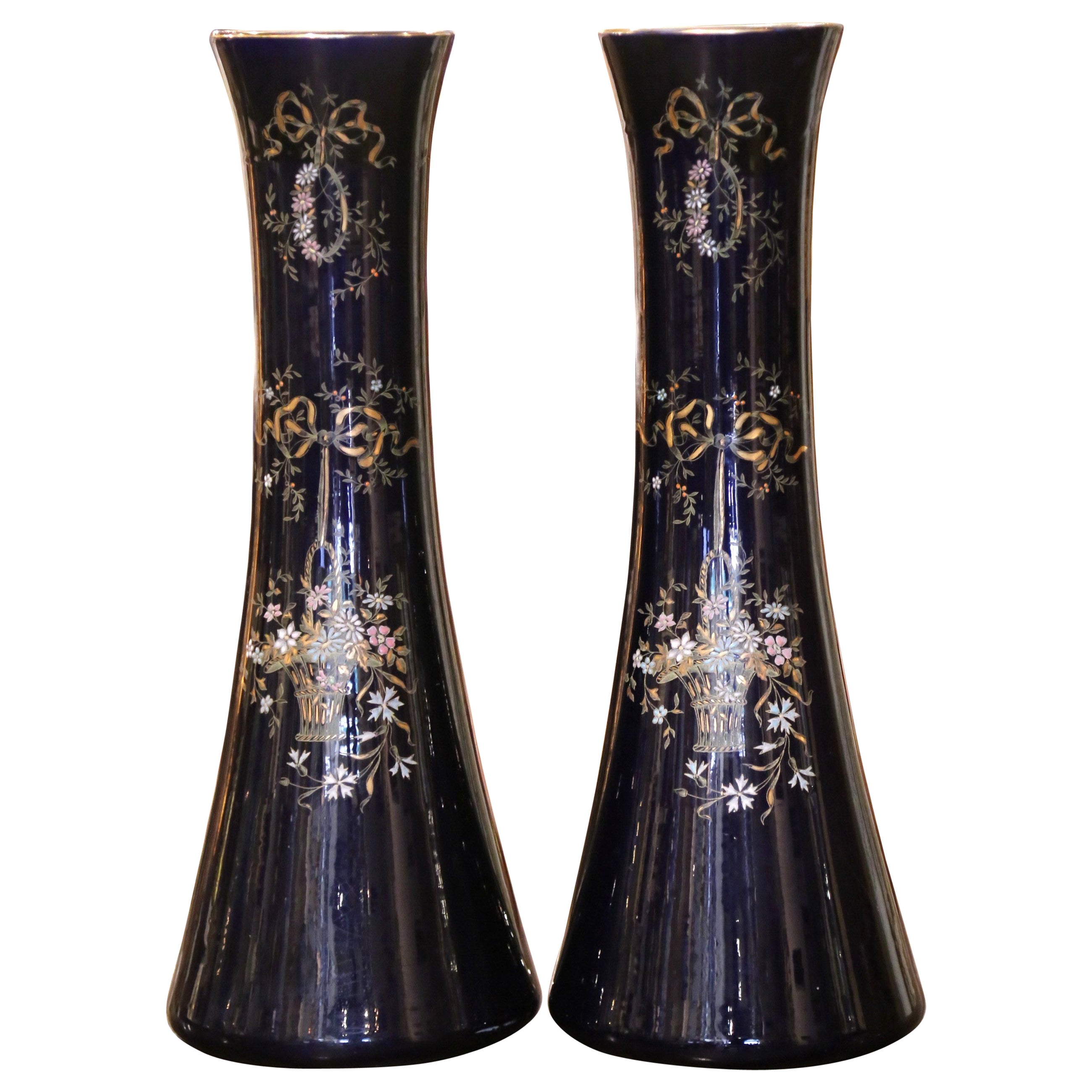 Paire de vases trompettes noclassiques franais du 19me sicle en porcelaine peinte et dore