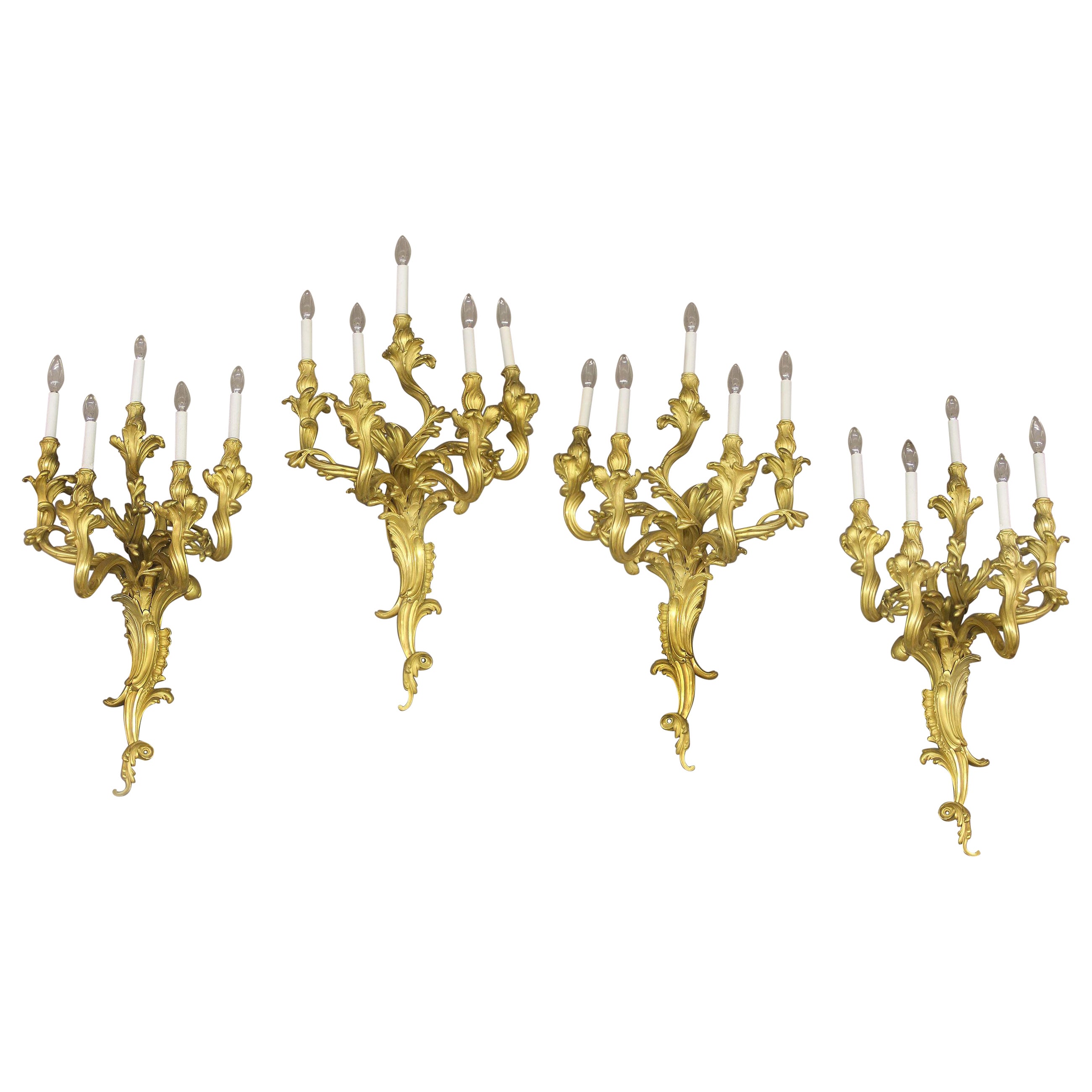 Ensemble raffiné de quatre appliques à cinq lumières en bronze doré du début du 20e siècle par Caldwell