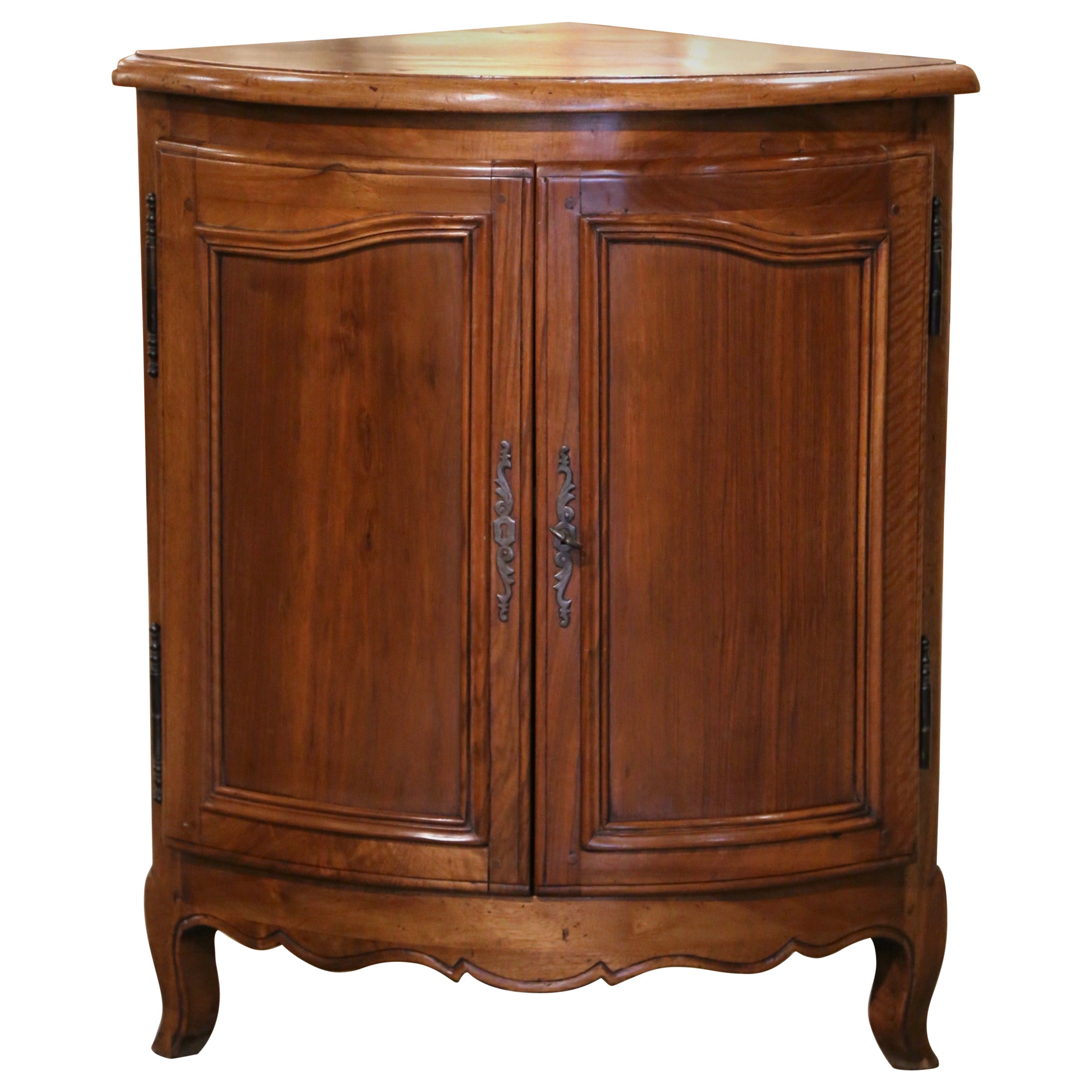 Early 20th Century French Louis XV Carved Walnut Two-Door Bombe Corner Cabinet 